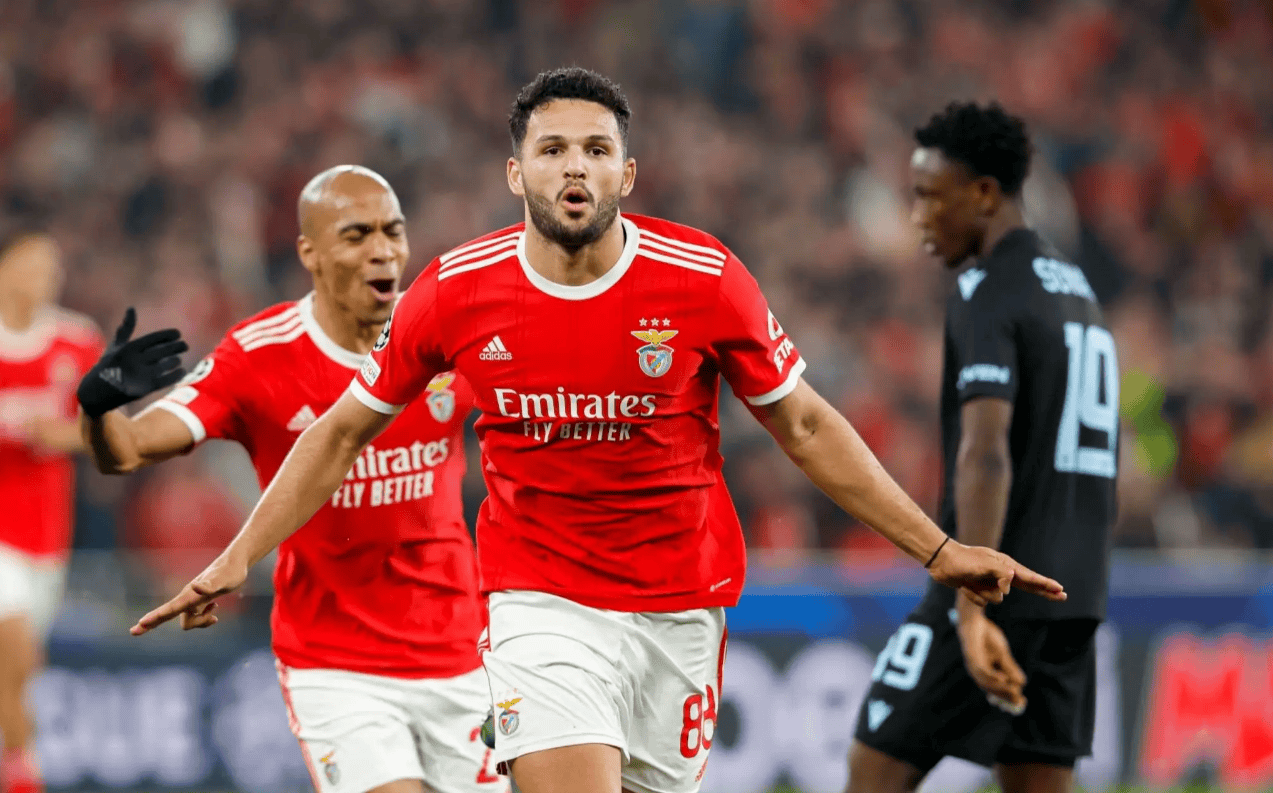 开云体育官方网址-本菲卡训练开放日,窗口期内部沟通引欢呼,英超在即,轮换策略成焦点(合理的训练叫锻炼)